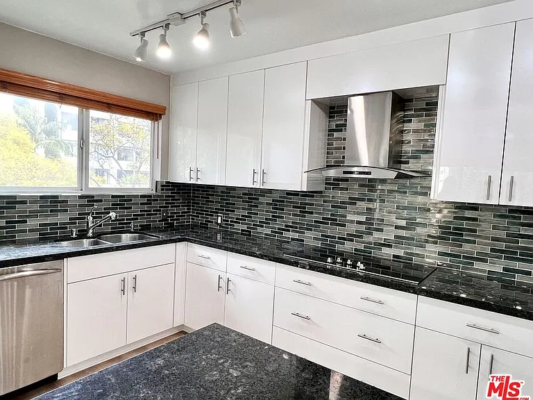 415 N Palm Dr #301 — Photo 9