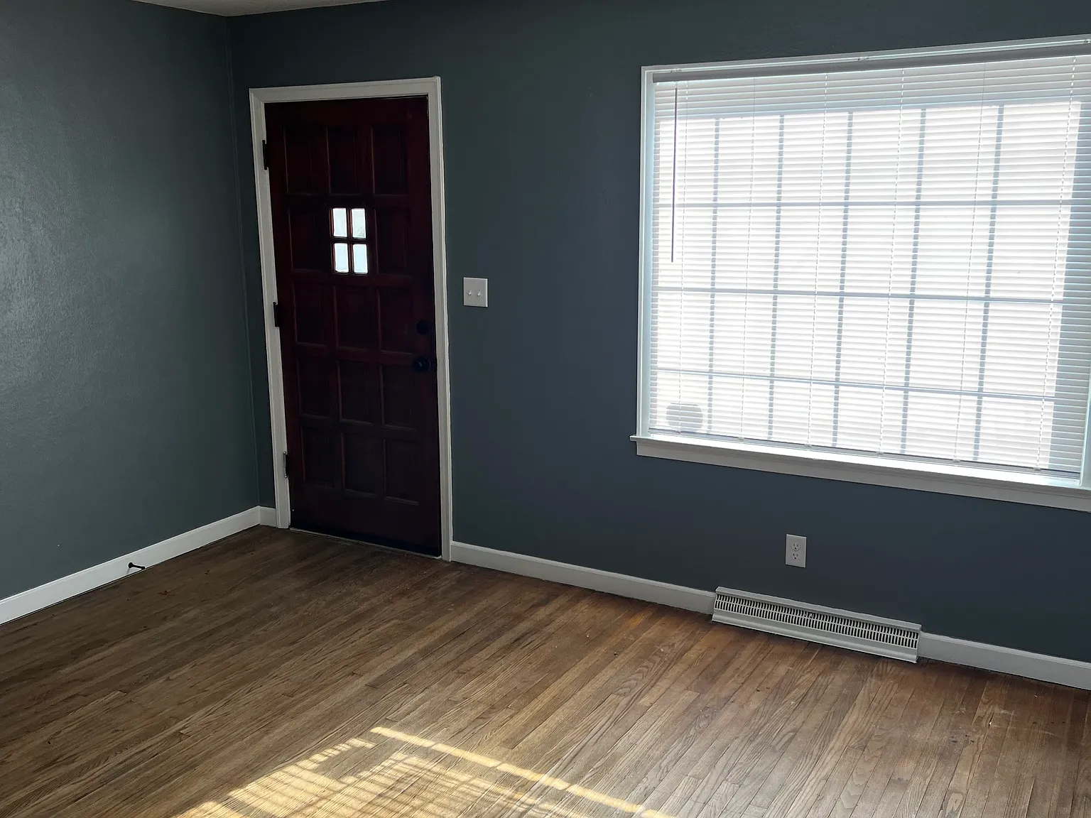 3 bed, 1140 sqft, $1,350 — Photo 2