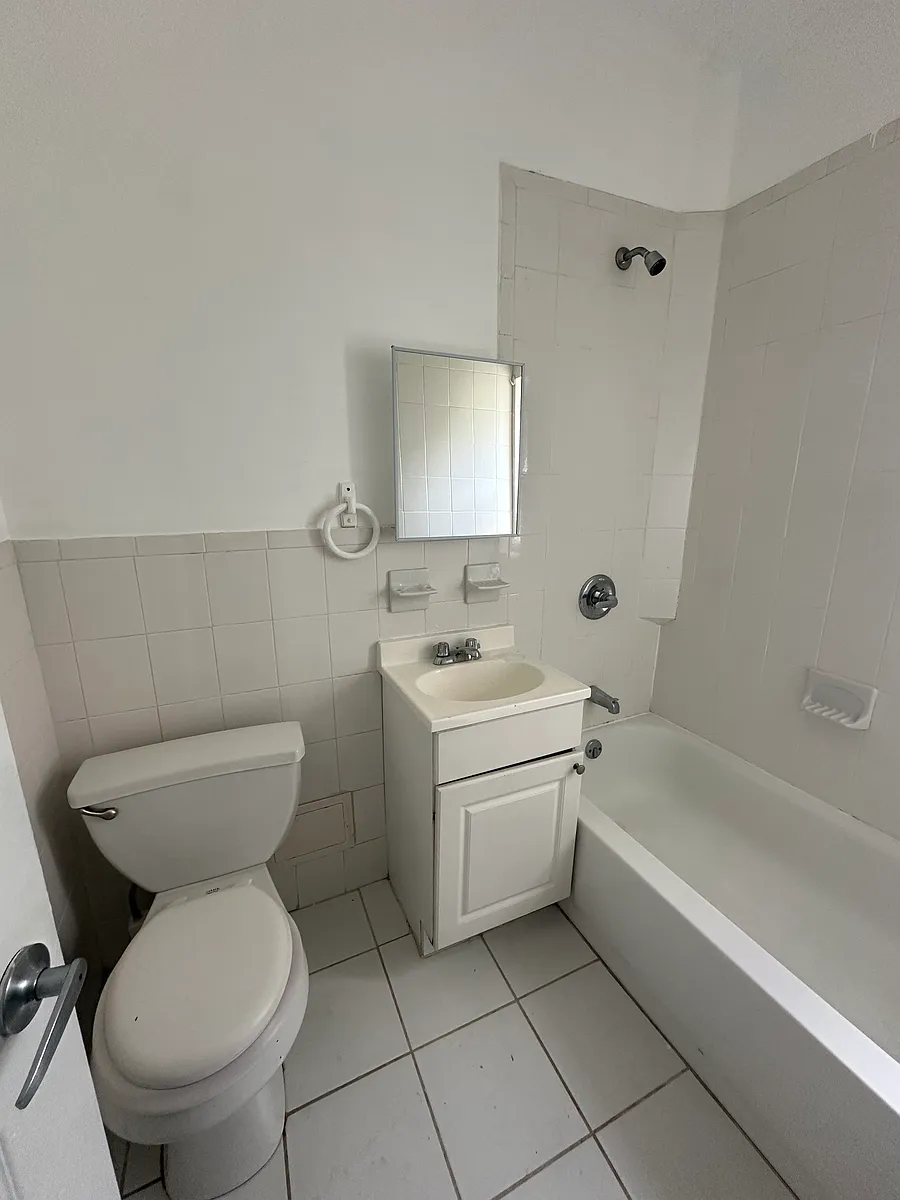 Building Photo - 33-35 Storms Ave #3A