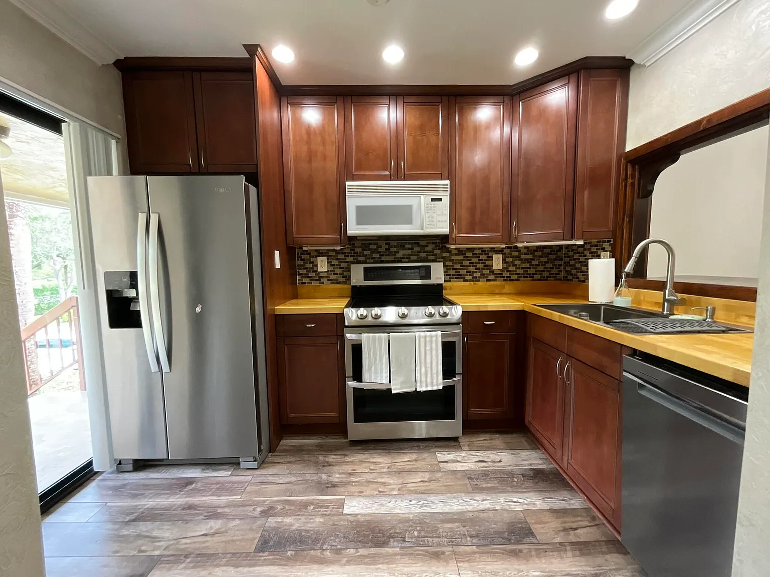 2 bed, 2.0 bath, 978 sqft, $2,500 — Photo 3