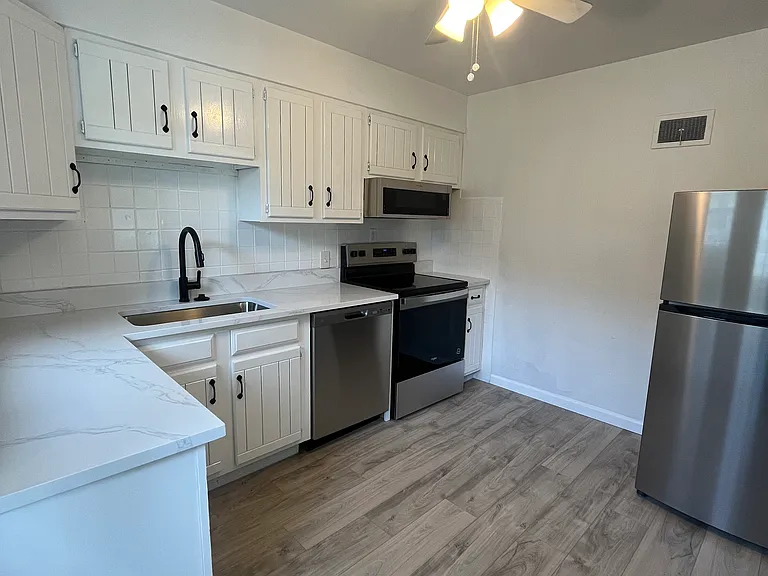 1007 Lindemann Rd — Photo 2