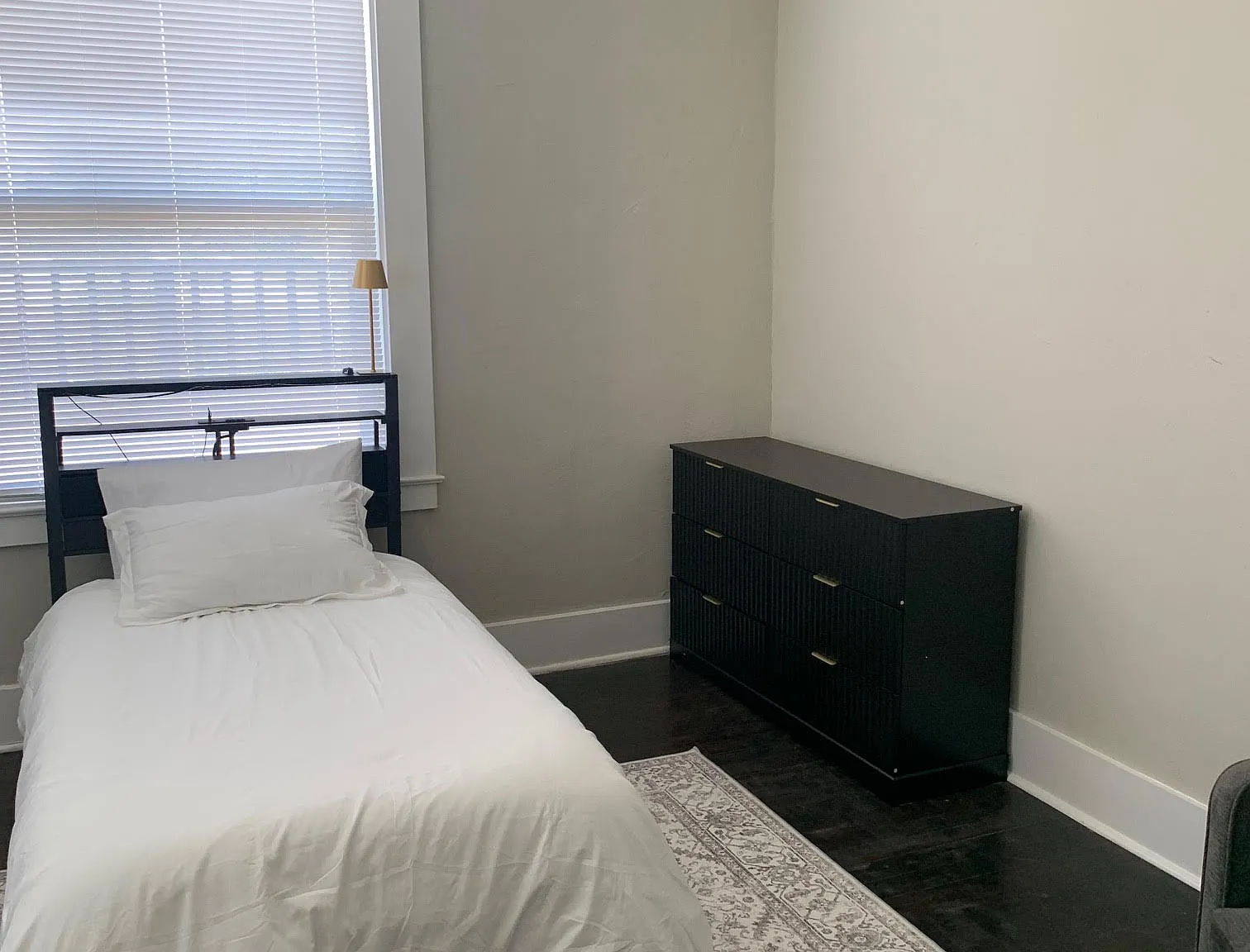 11 bed, 4096 sqft, $950 — Photo 3