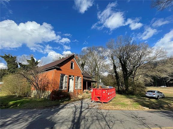 3rd image of 398 New Hermitage Rd NE