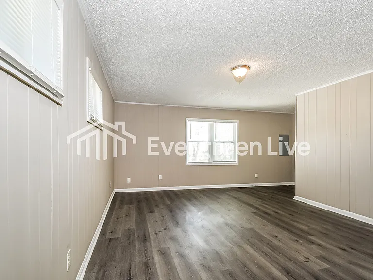 1064 Bonnie St — Photo 5