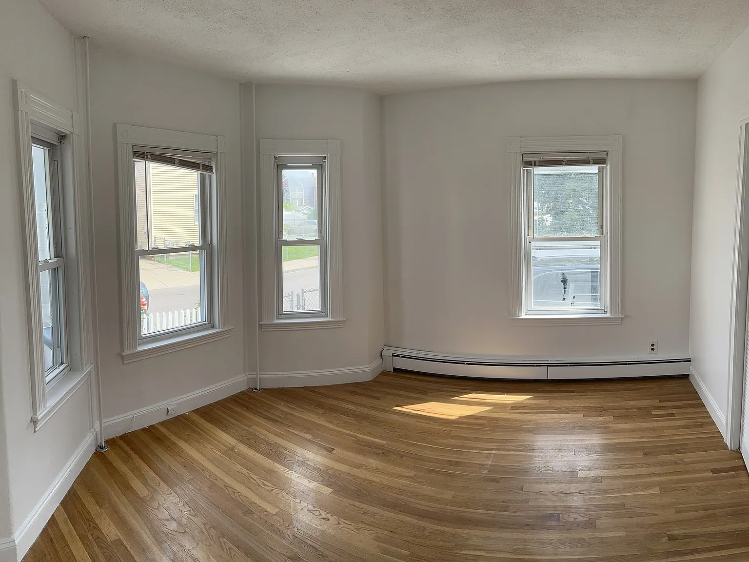 3 bed, 900 sqft, $3,050 — Photo 4