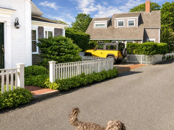 44 & 44B Pine St, Nantucket, MA 02554