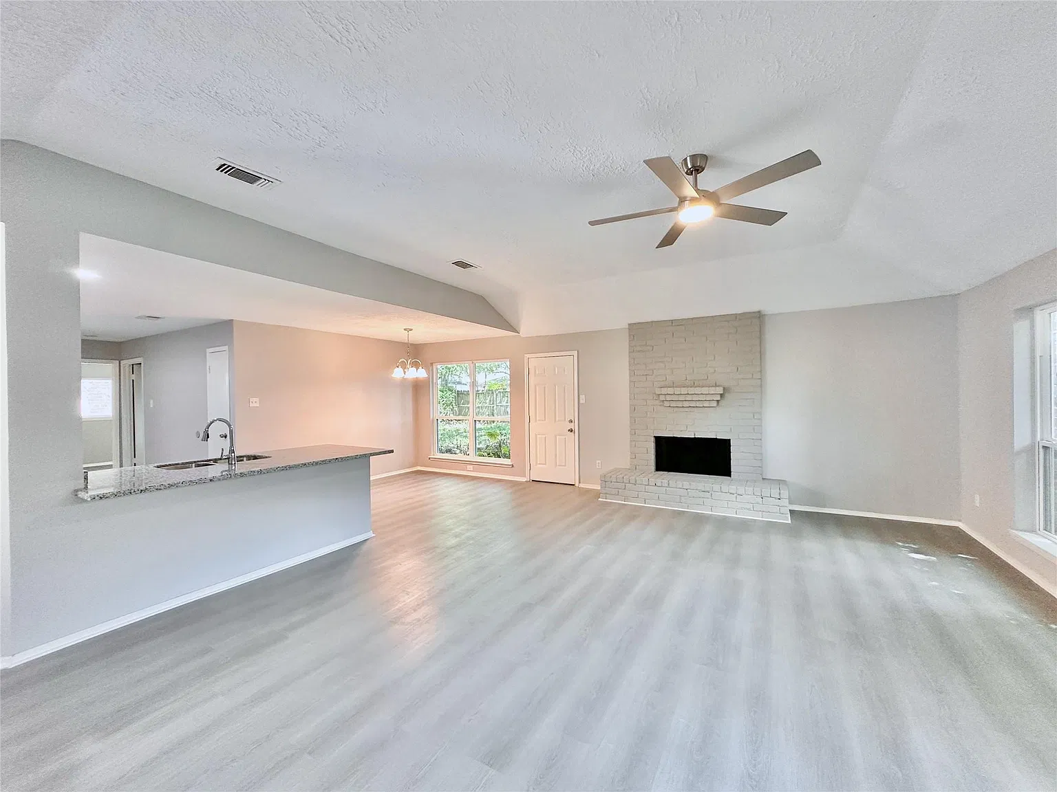 3 bed, 2.0 bath, 1520 sqft, $1,800 — Photo 4