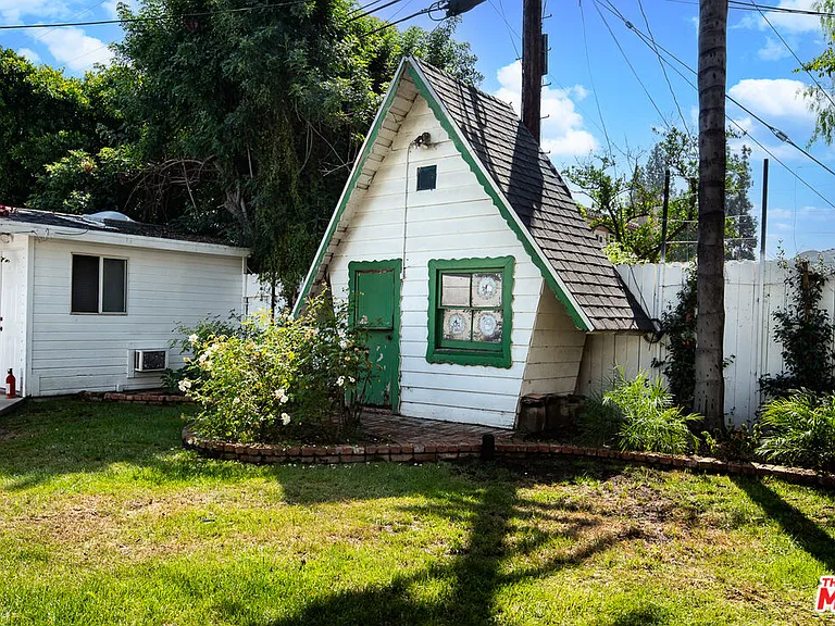 14842 Morrison St — Photo 32