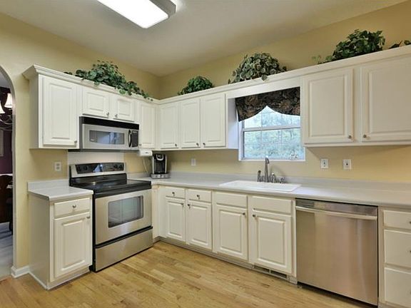5th image of 560 Woodrow Dr