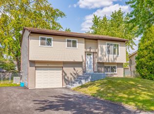 241 Meadowbrook Dr, Bolingbrook, IL 60440