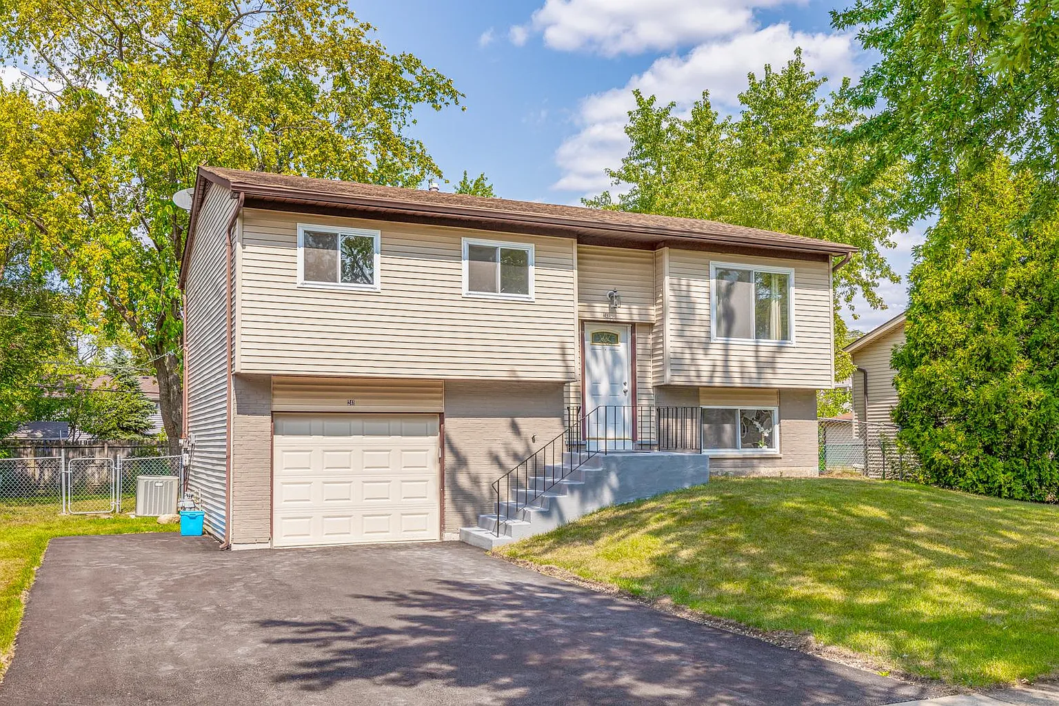 241 Meadowbrook Dr photo 1
