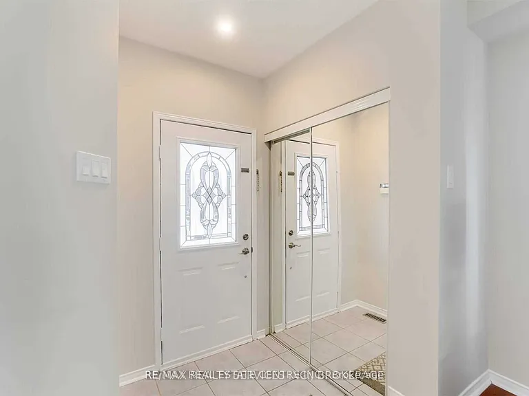 92 Lake Louise Dr #UPPER — Photo 2