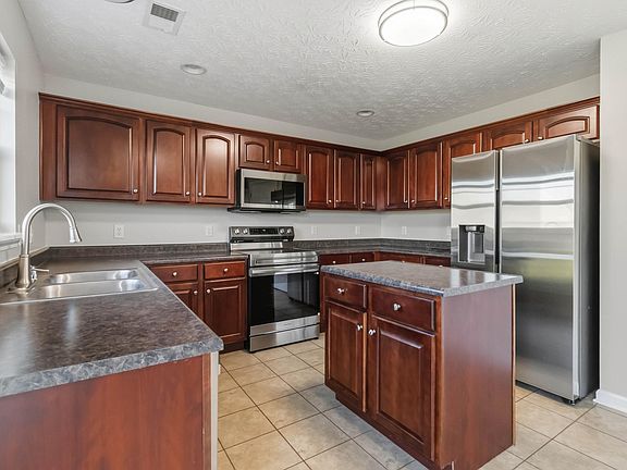 3rd image of 971 Cobble Dr