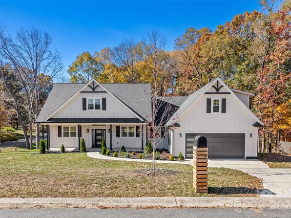 8946 Fallsdale Dr, Charlotte, NC 28214