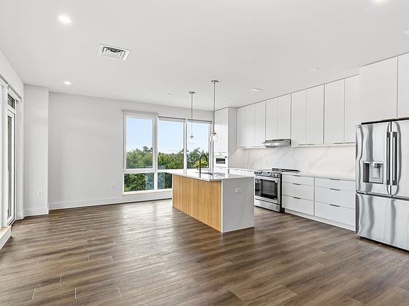 4th image of 125 Cambrian Way #620