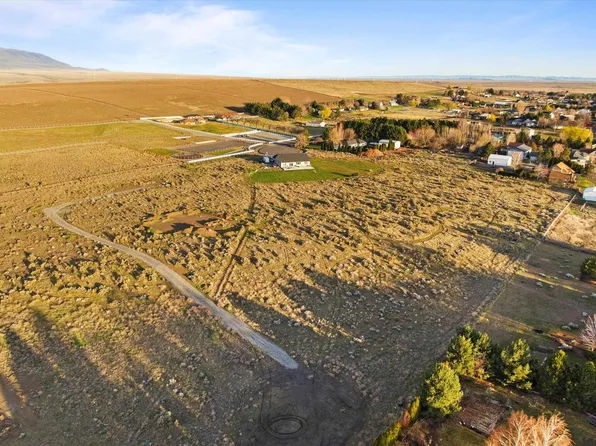 E Carel Ln, West Richland, WA 99353