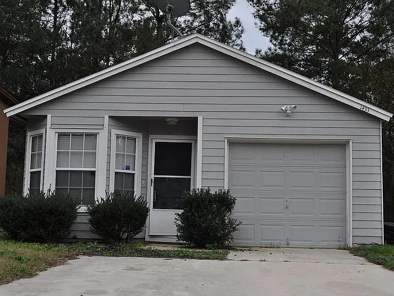 3 bed, 200 sqft, $1,150 — Photo 1