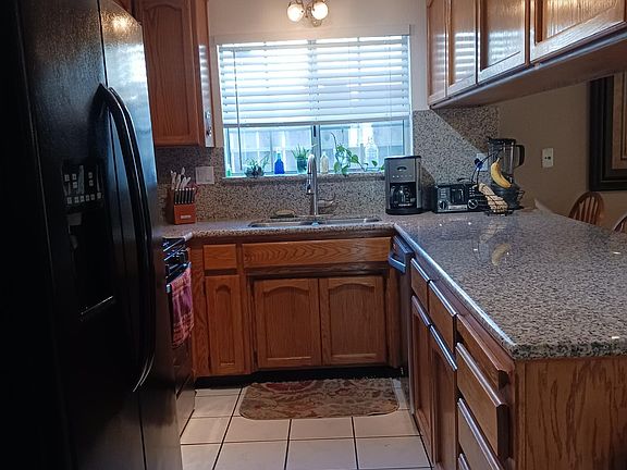 Kitchen w/ oak cabinets