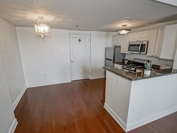 5th image of 1205 Saint Charles Ave APT 903