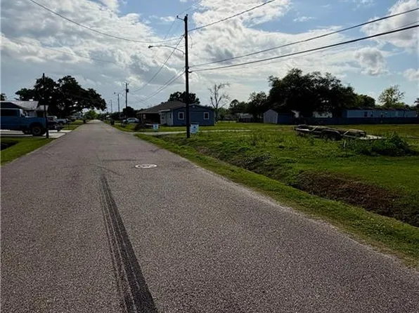 144 Saint Charles Pl, Hahnville, LA 70057