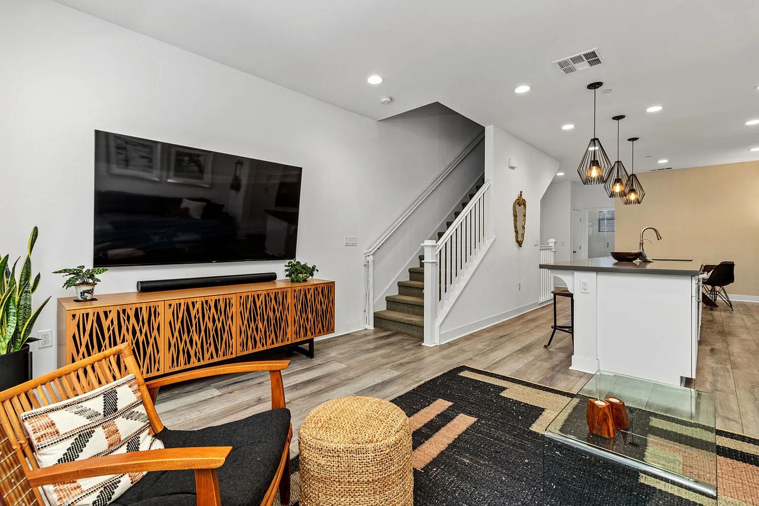 4 bed, 4.0 bath, 1765 sqft, $8,387 — Photo 3