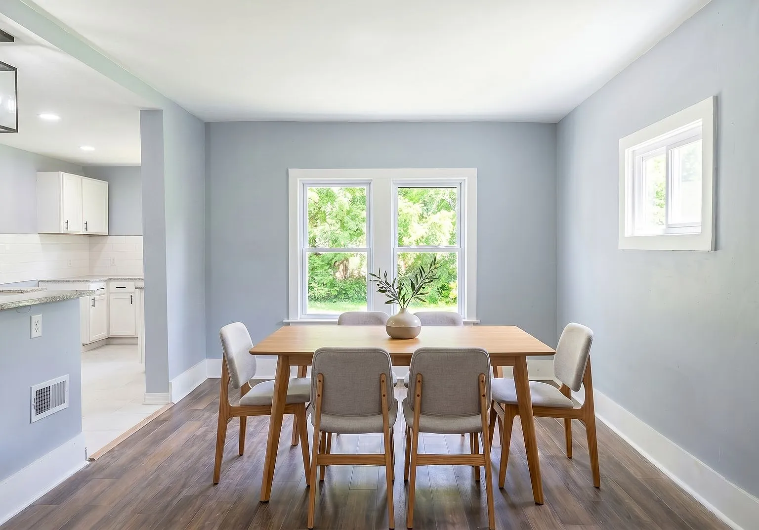 Large 4 bedroom 1.5 bathroom- EDEN and CMHA Section 8 Welcomed. — Photo 3