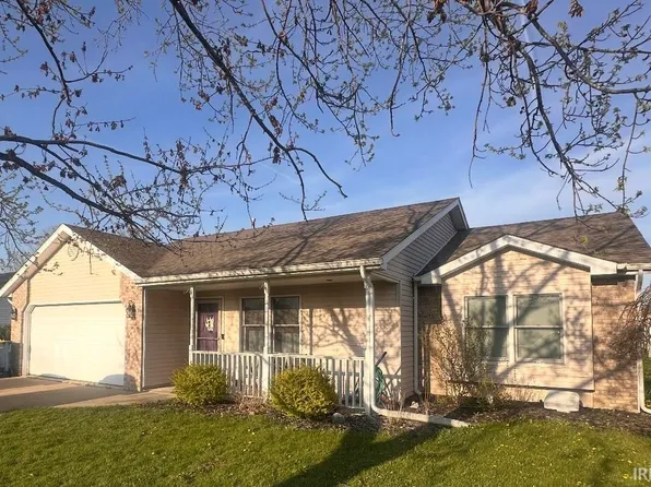 902 Trail Rd, Auburn, IN 46706