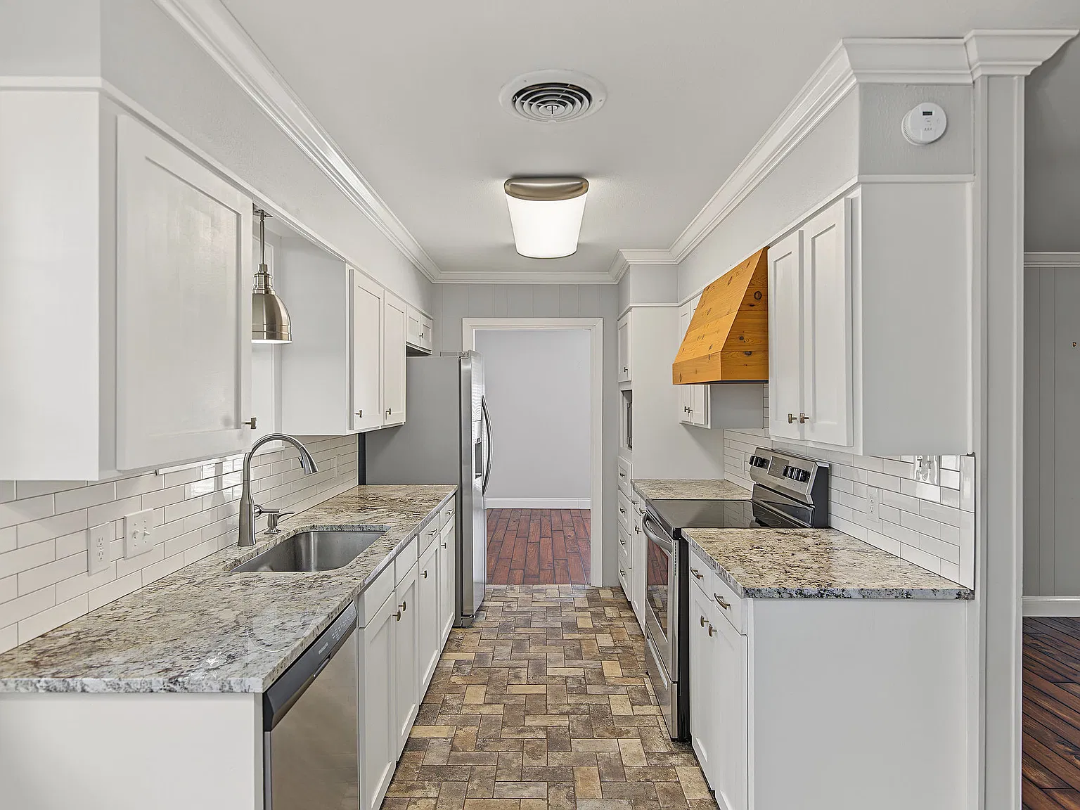 3 bed, 1950 sqft, $1,950 — Photo 4