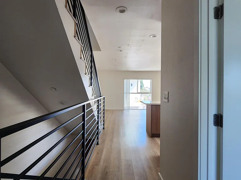 1147 N Kenmore Ave — Photo 7