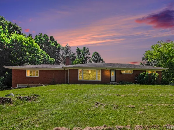 1131 Lake Lane Dr, White Lake, MI 48386