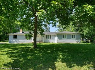 558 Green Cove Dr, Holly, MI 48442