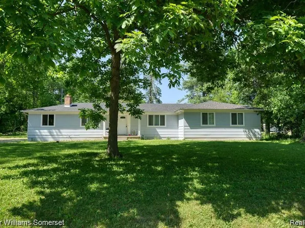 558 Green Cove Dr, Holly, MI 48442