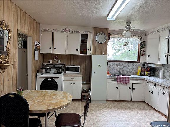 3rd image of 211 Centre St E