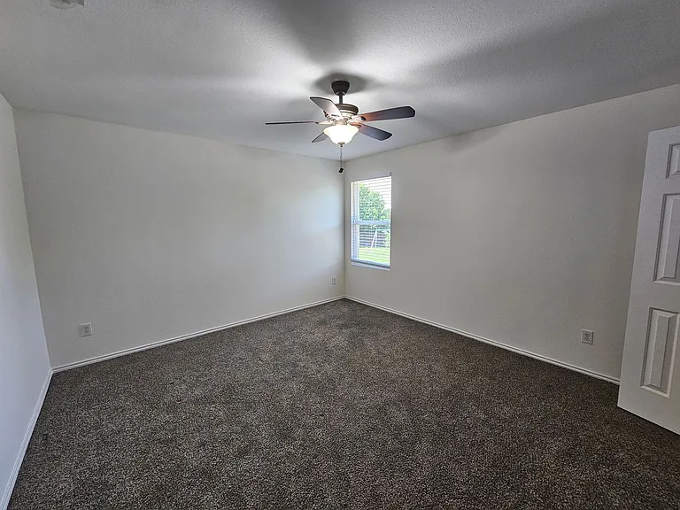 902 Fleming St — Photo 32