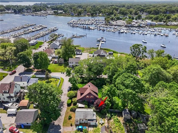 15 Corwin Ave, Warwick, RI 02889