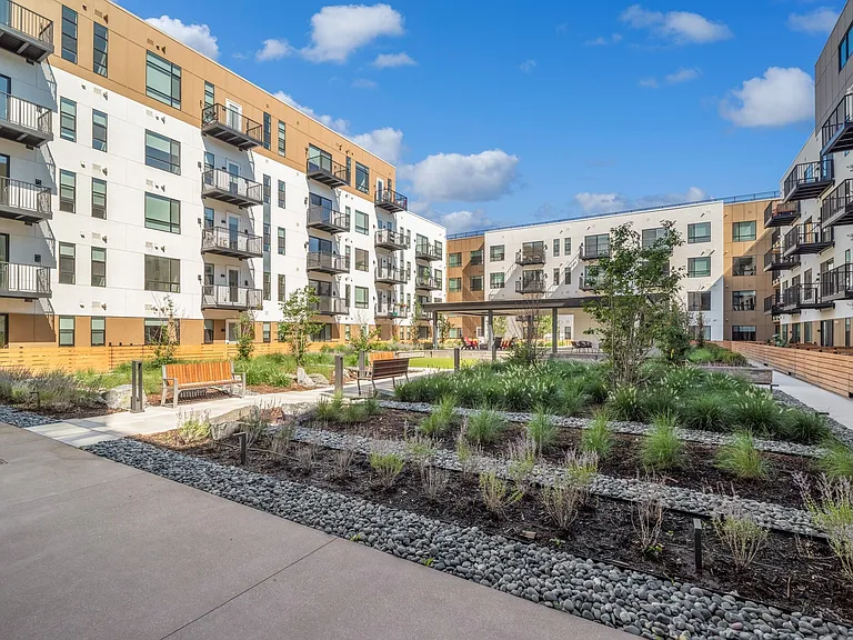 BroadwayPark_amenity_garden (2)