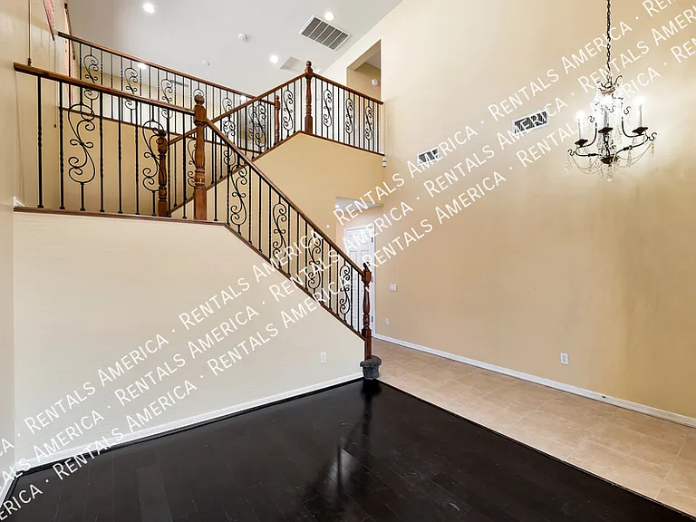15813 N Dante Dr — Photo 2