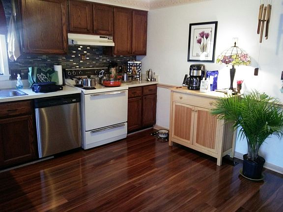 Lots of kitchen cabinets