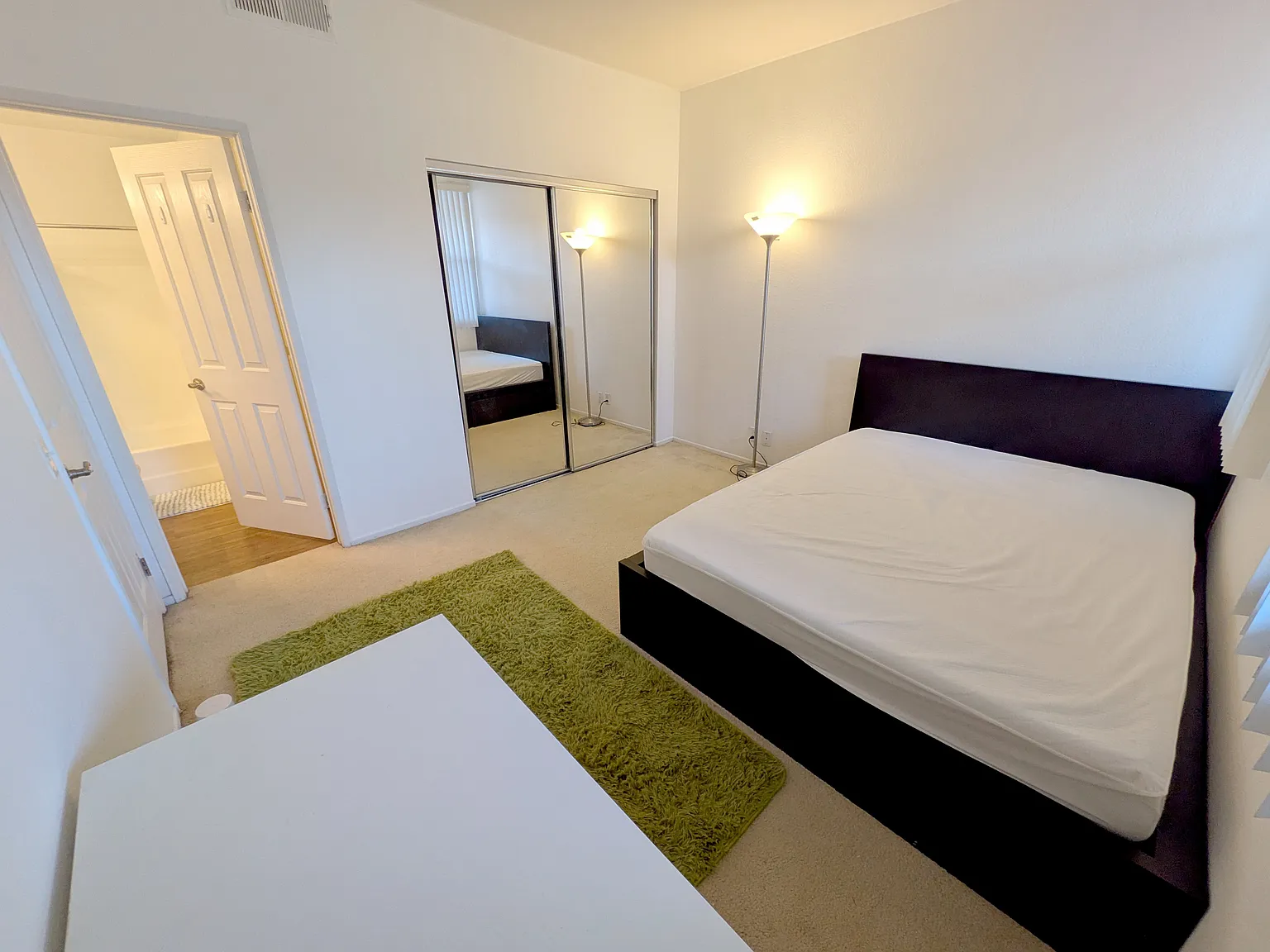 2 bed, 904 sqft, $1,600 — Photo 2