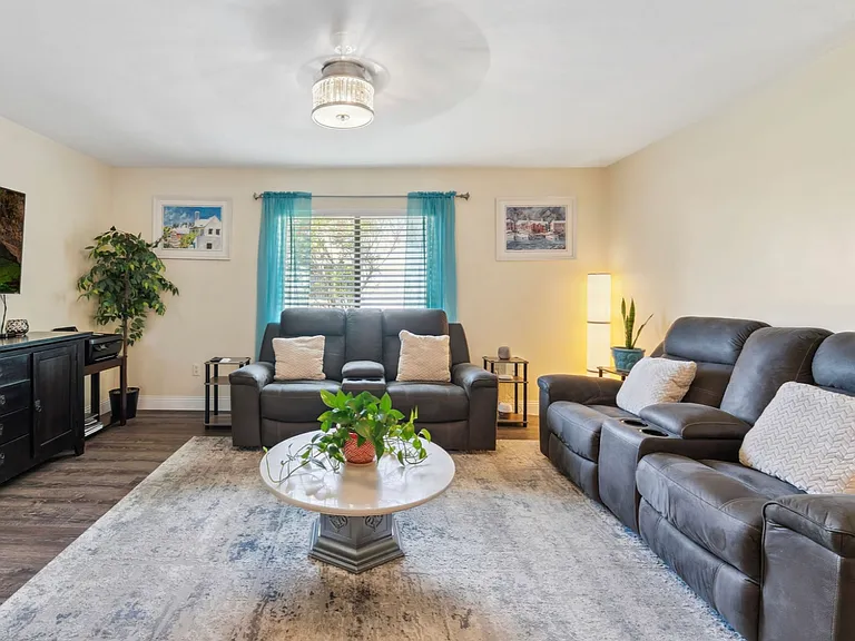Westlawn Pl — Photo 10