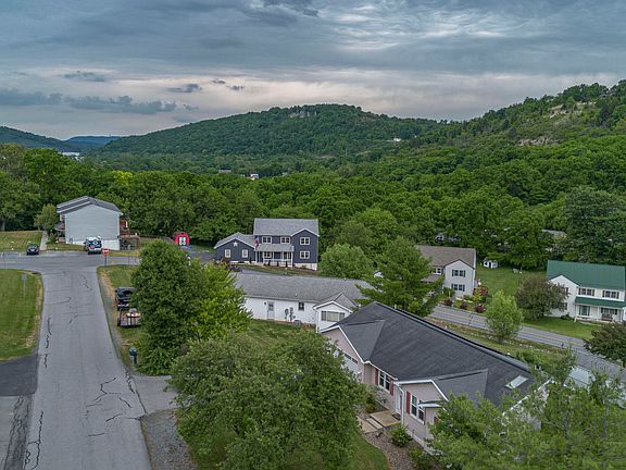3rd image of 623 Orchard Dr