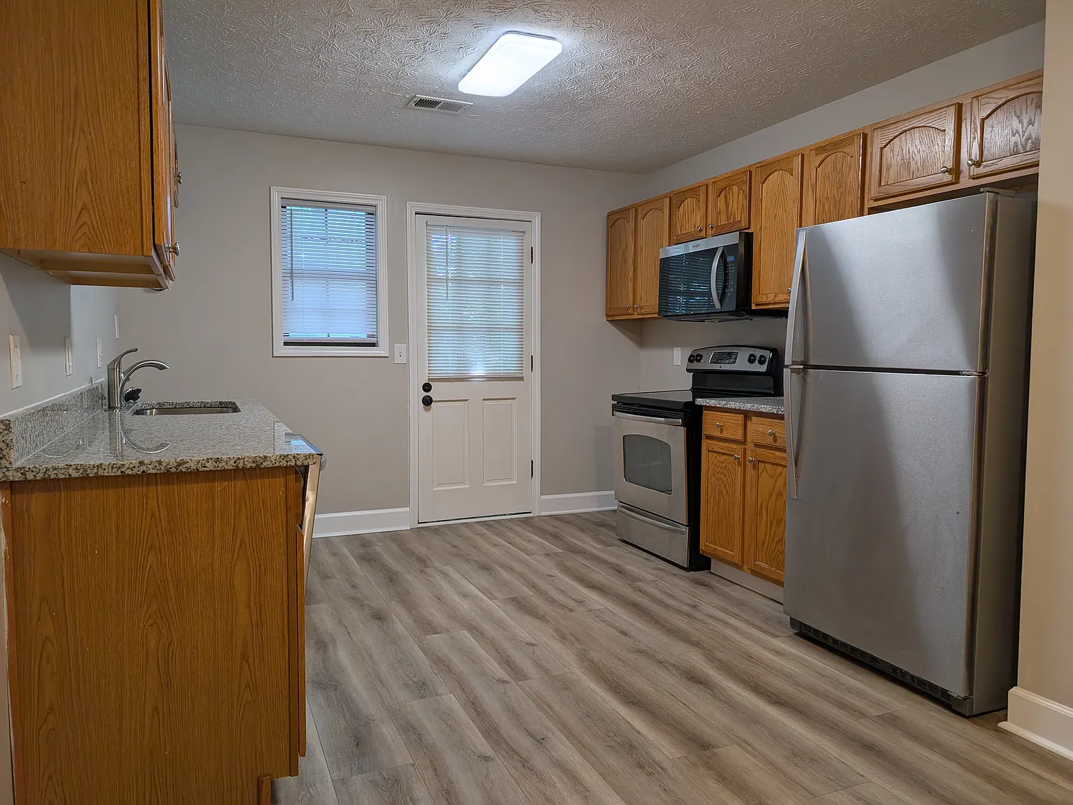 2 bed, 1.5 bath, 1100 sqft, $1,595 — Photo 2