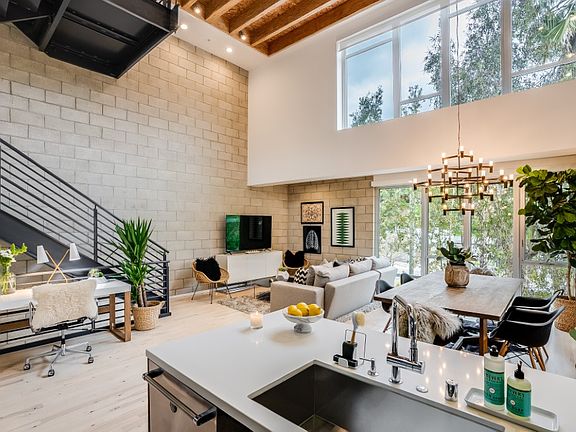 2nd image of 3450 Cahuenga Blvd W APT 101