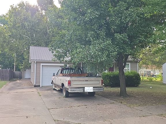 3rd image of 1522 Broadway St