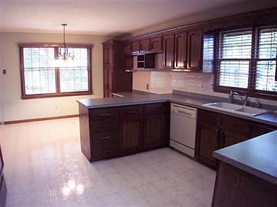 4th image of 1108 Maywood Dr