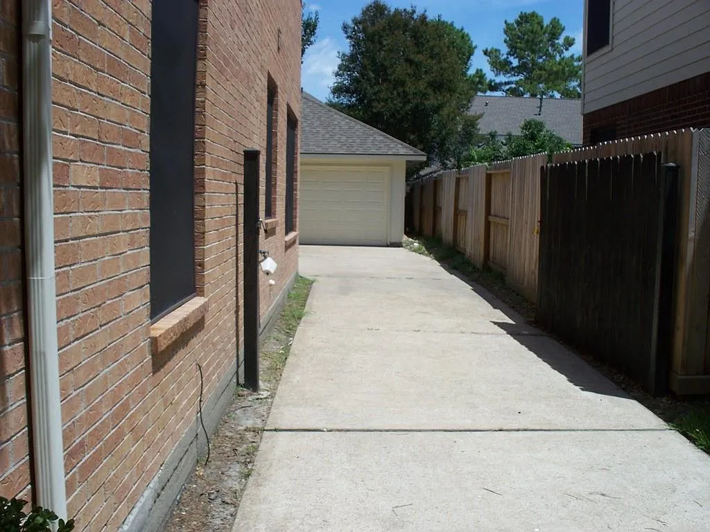 4 bed, 2.5 bath, 2878 sqft, $3,200 — Photo 2