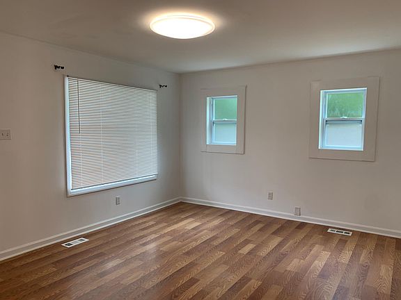 4th image of 325 S Hill St