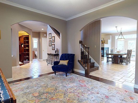 5th image of 813 Emerald Dr