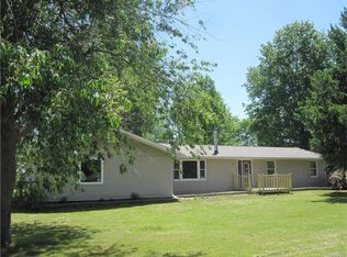 322 E State St, Waggoner, IL 62572