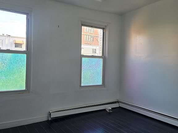 4th image of 250 Stagg St #2B